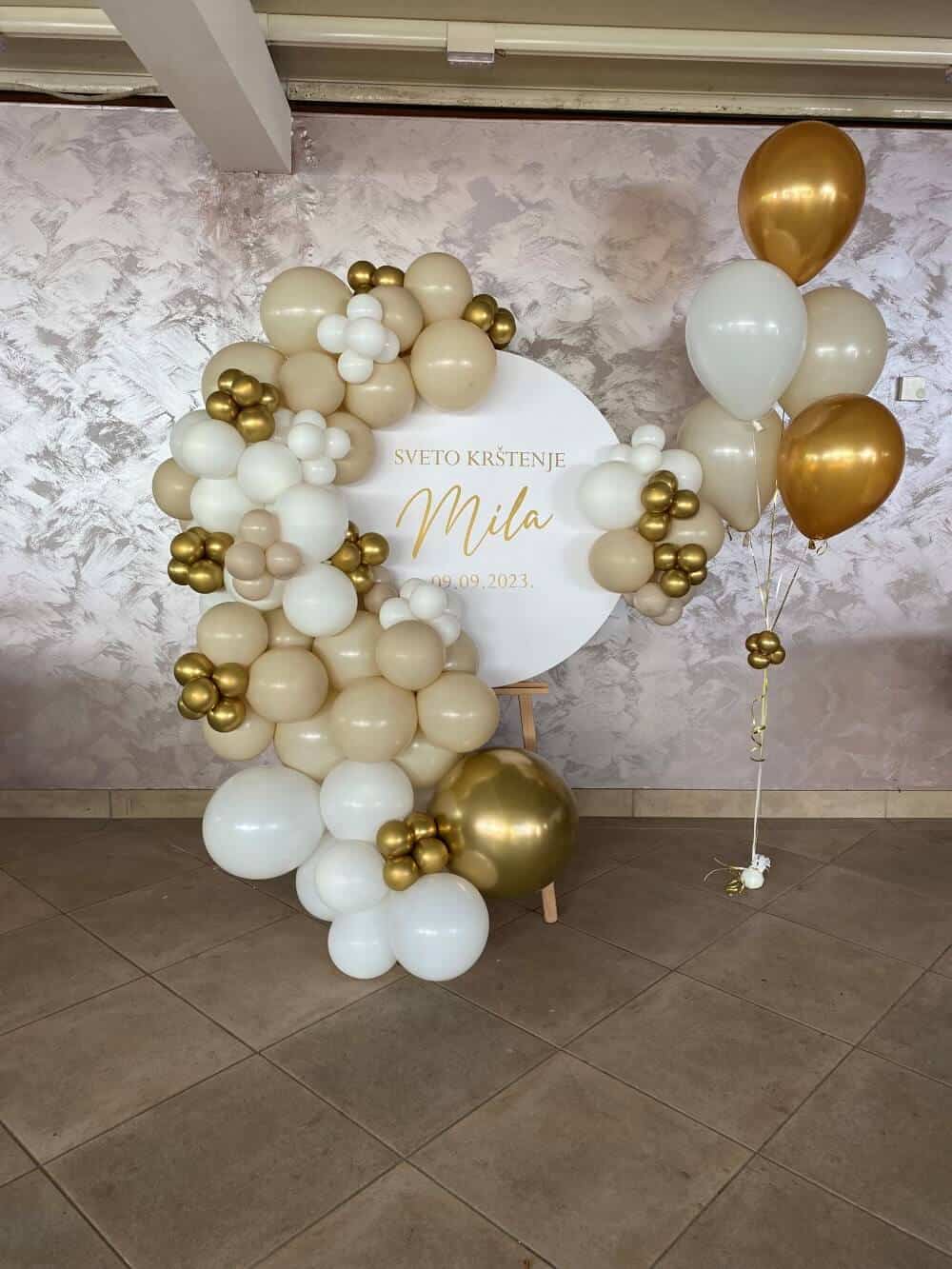 mali pano do poda zlatno bež sa helij balonima krštenje