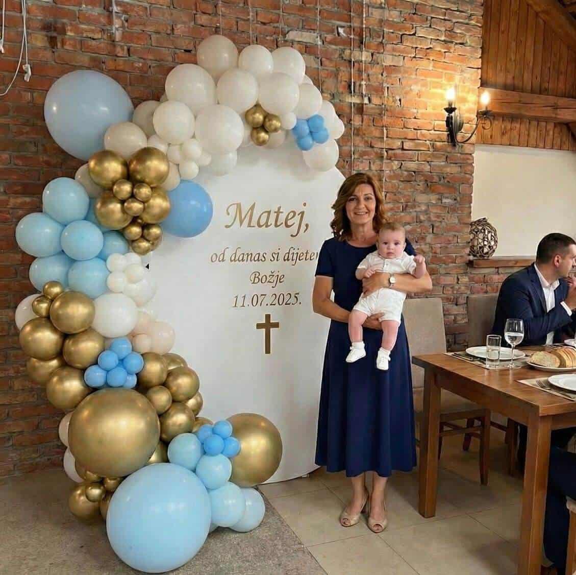veliki okrugli pano s balonima za krštenje svjetloplavo bijelo zlatno