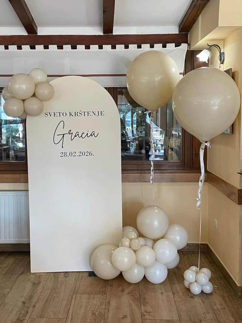 velika bež pozadina s natpisom i balonima